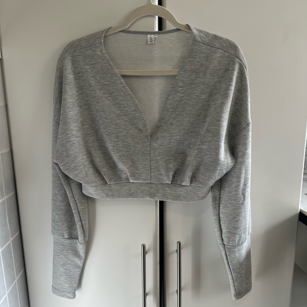 Urban Outfitters Gray V-Neck Crop Top Size XS